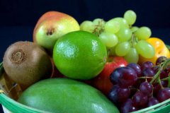 将水果放在饭前可以保证快速消化有效帮助控制热量